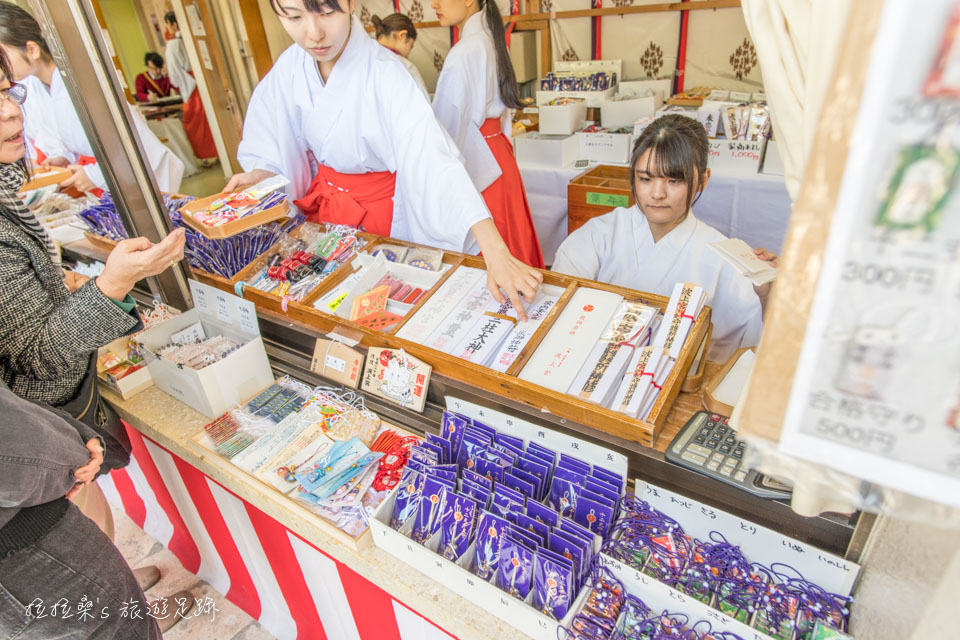 日本沖繩波上宮，海邊懸崖上的迷人神社，跨年時的新年參拜慶典，更有滿滿宛如市集的小吃攤喲