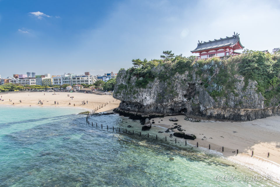 日本沖繩波上宮，海邊懸崖上的迷人神社，跨年時的新年參拜慶典，更有滿滿宛如市集的小吃攤喲
