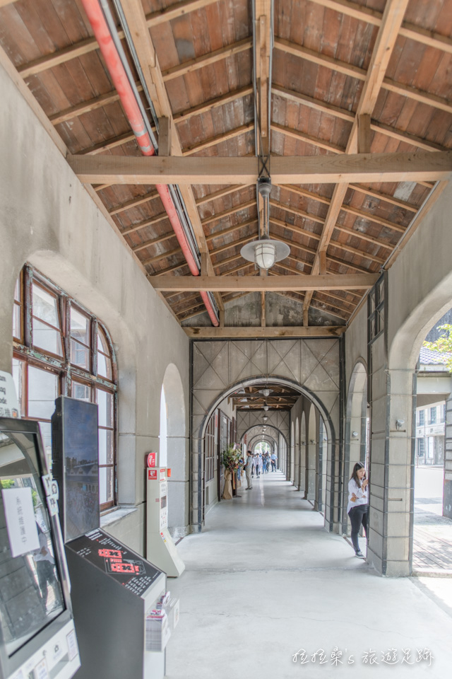 松山文創園區中的1~5號舊倉庫，以木頭為架構的磚塊建築物，還有連續的弧形拱廊也是它的建築特色