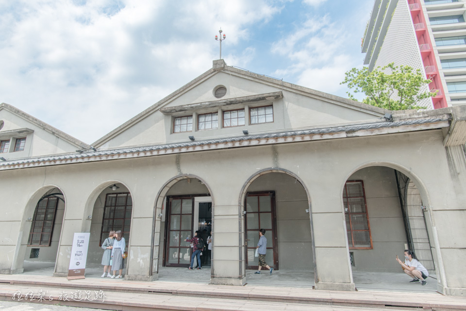 松山文創園區中的1~5號舊倉庫，以木頭為架構的磚塊建築物，還有連續的弧形拱廊也是它的建築特色