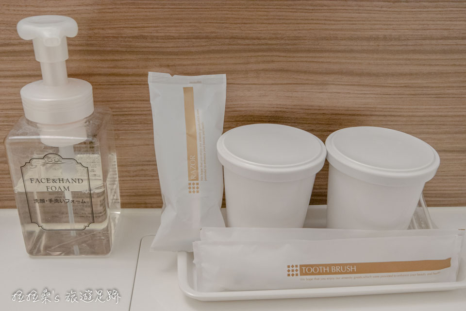 鹿兒島天文館廣場飯店的洗髮、沐浴、潤髮乳、牙刷等等的沐浴備品都放在洗手槽上