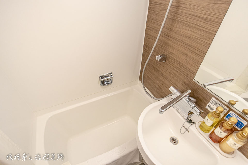 鹿兒島天文館廣場飯店整潔小巧的浴室
該有的沐浴用品、免治馬桶座都有