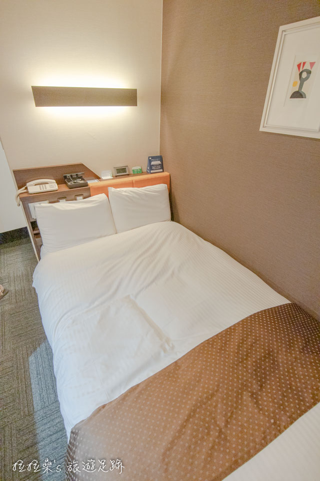 鹿兒島天文館廣場飯店的小型雙人房內的雙人小床，睡兩個人剛剛好