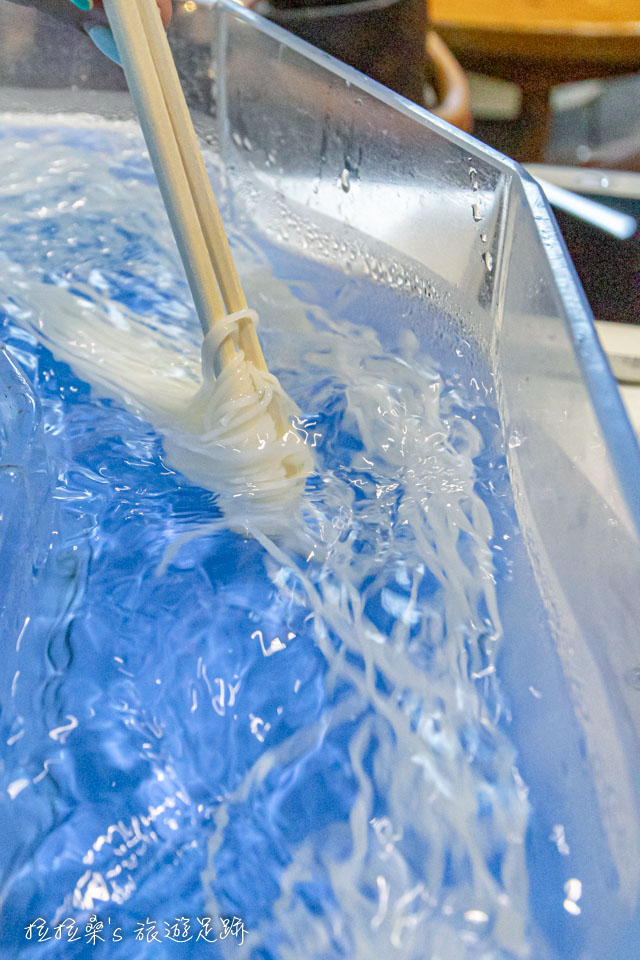 日本鹿兒島唐船峽流水麵，看著麵條順著水流轉啊轉的，真的好有趣