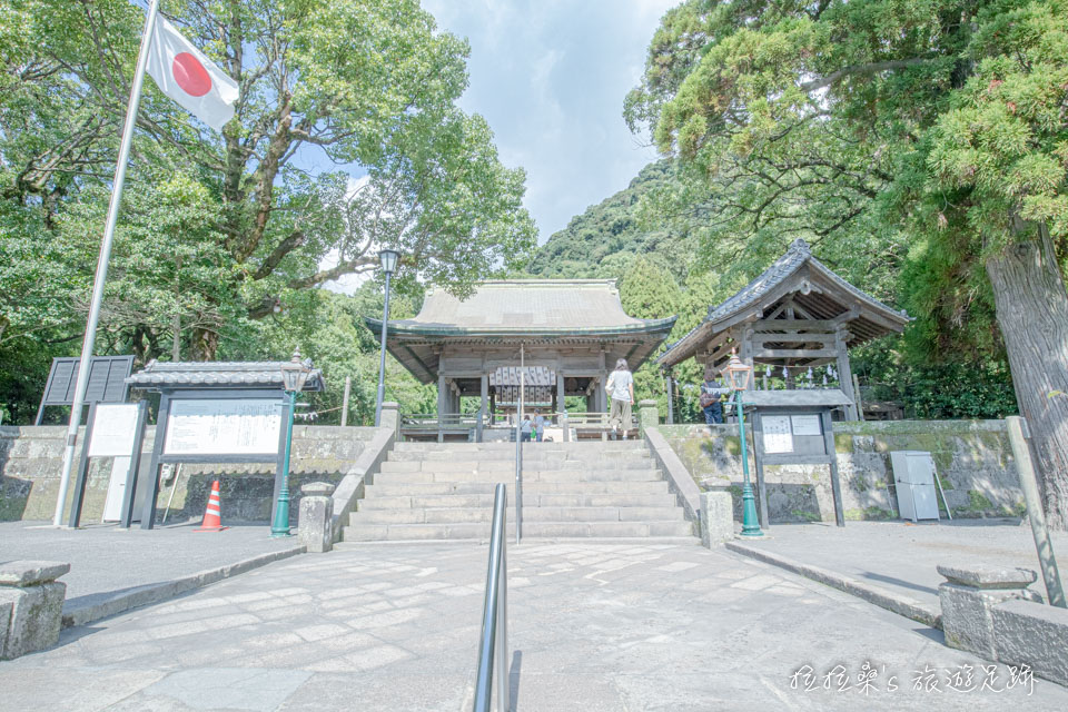 日本鹿兒島鶴嶺神社，走的是淡雅的淺色系，簡單的木造結構、淡青色屋瓦