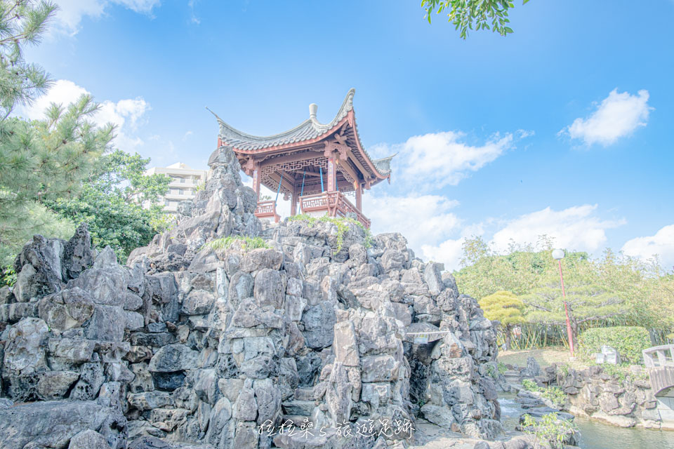 來到日本沖繩福州園，沿著石階走上涼亭，望出去，便能一覽中式庭園的佈局