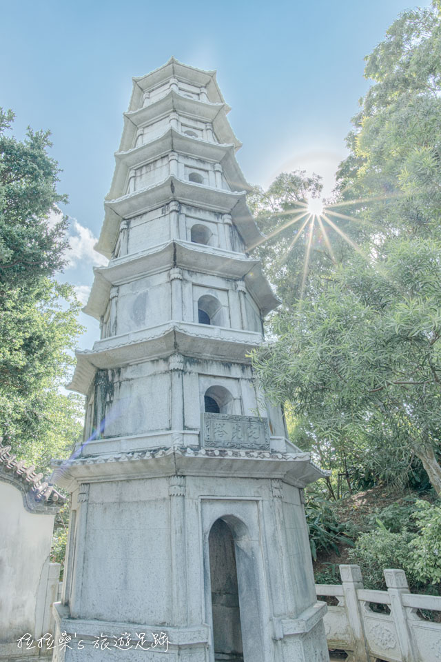 日本沖繩福州園的雙塔，白塔、烏塔，是依造福州雙塔等比例縮小建造而成