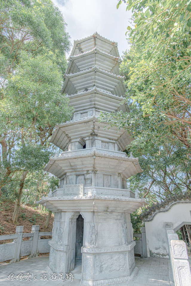 日本沖繩福州園的雙塔，白塔、烏塔，是依造福州雙塔等比例縮小建造而成