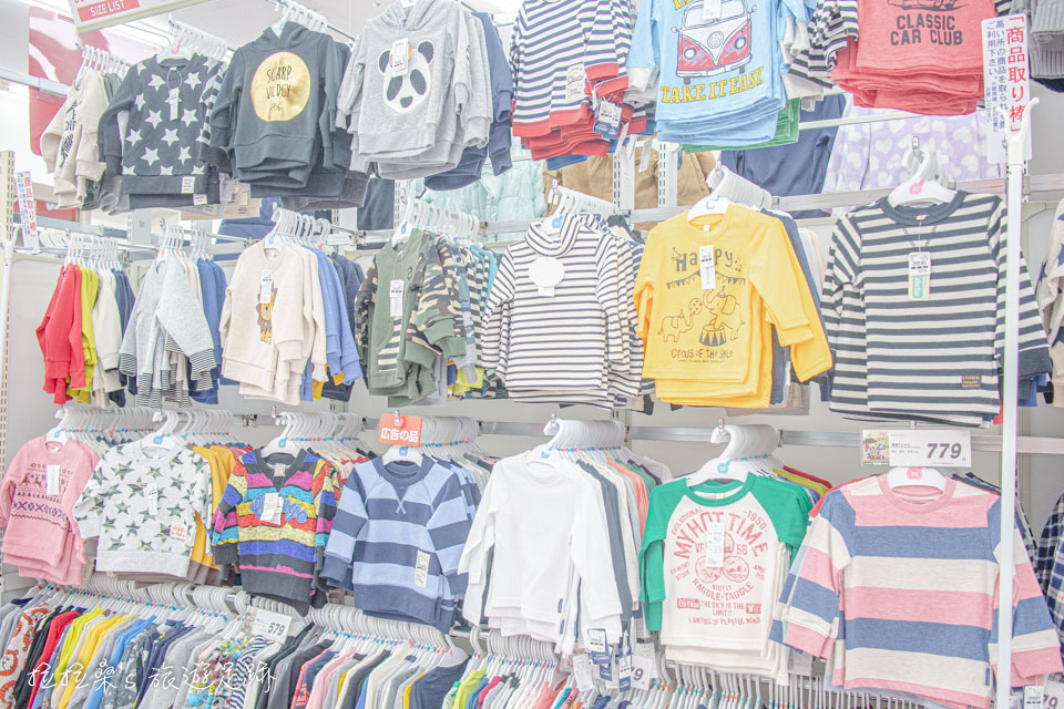 日本童裝天堂西松屋裡的品項選擇非常多，睡衣、包屁衣、上衣、短褲，到外出服、配件等應有盡有