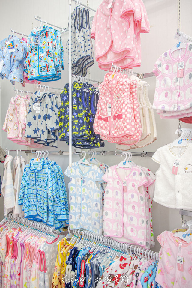 日本童裝天堂西松屋裡的品項選擇非常多，睡衣、包屁衣、上衣、短褲，到外出服、配件等應有盡有