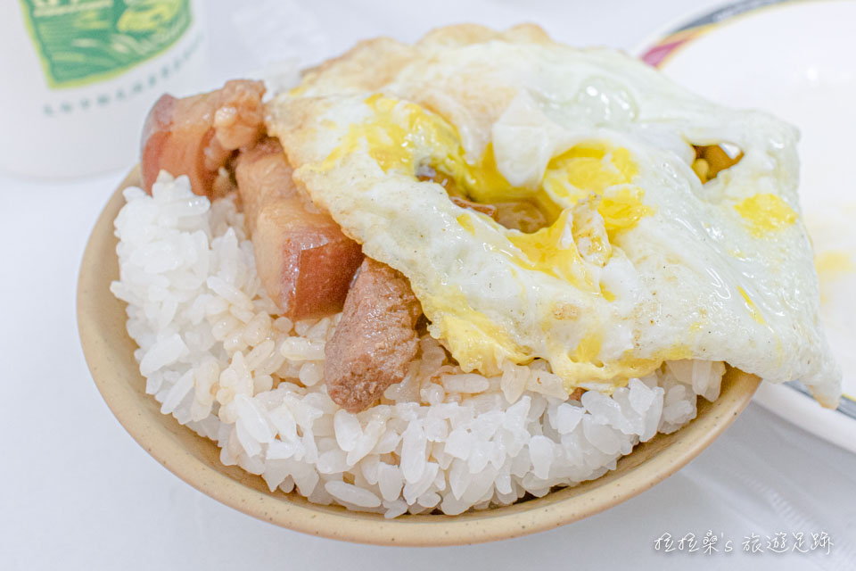 台東中華早點必吃的魯肉飯加半熟荷包蛋