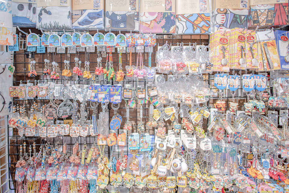 沖繩國際通伴手禮店琳瑯滿目的商品，品項多到一種境界