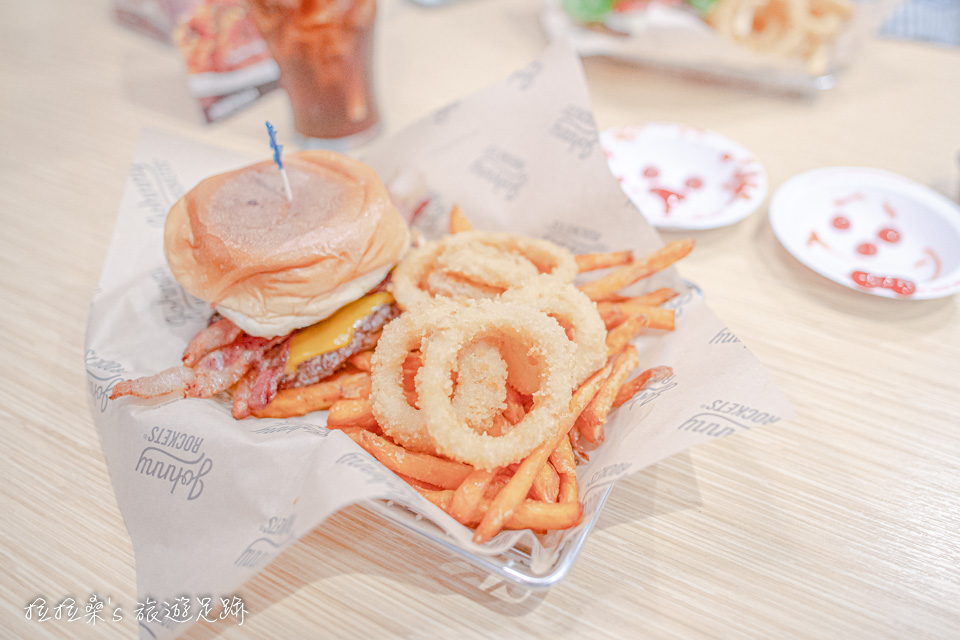 美國 Johnny Rockets 美式餐廳，多汁漢堡大口咬最暢快，還有逗趣的番茄醬塗鴉喲