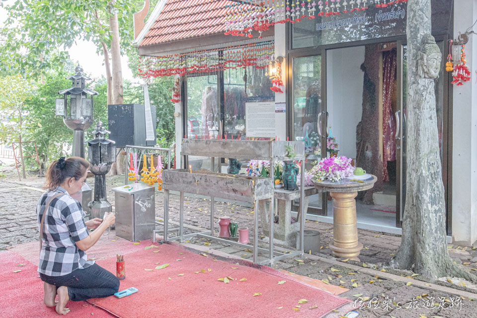 曼谷樹中廟旁的娜娜廟，據說姻緣、求子十分靈驗