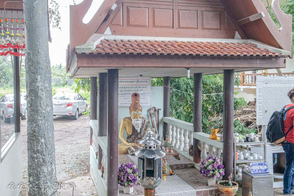 泰國曼谷樹中廟旁，也有能保佑身體健康的藥王廟，有提供青草茶、杯子讓大家免費飲用