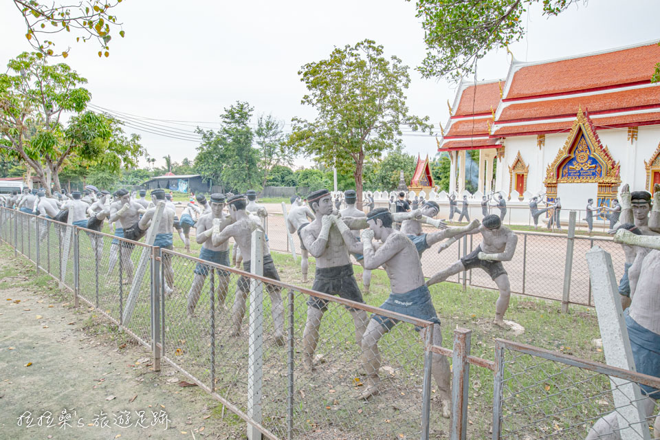 泰國樹中廟旁泰拳公園有不少1比1的泰拳人偶