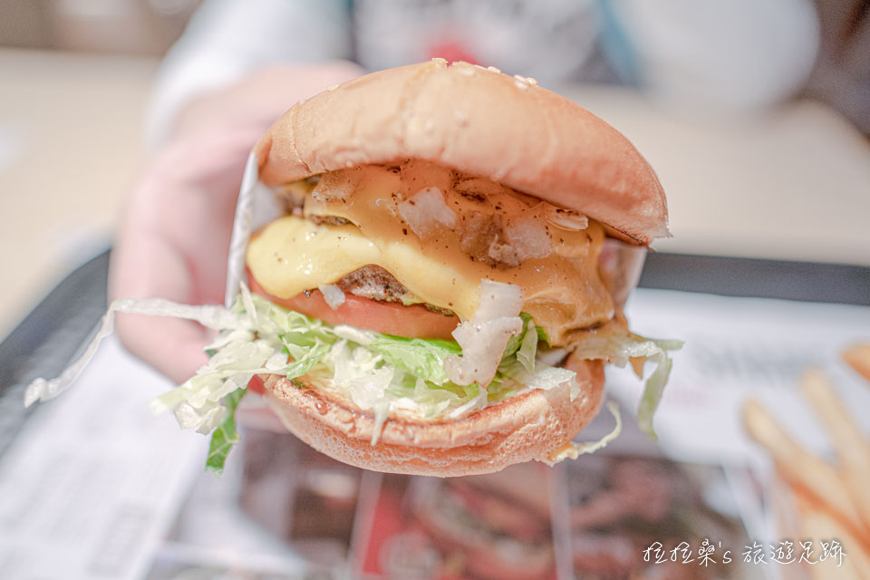 Habit Burger 的 Double Charburger生菜、起司、番茄、又脆又香甜的洋蔥，加上火候恰到好處的烤漢堡肉，全包在烤到酥酥的漢堡麵包裡