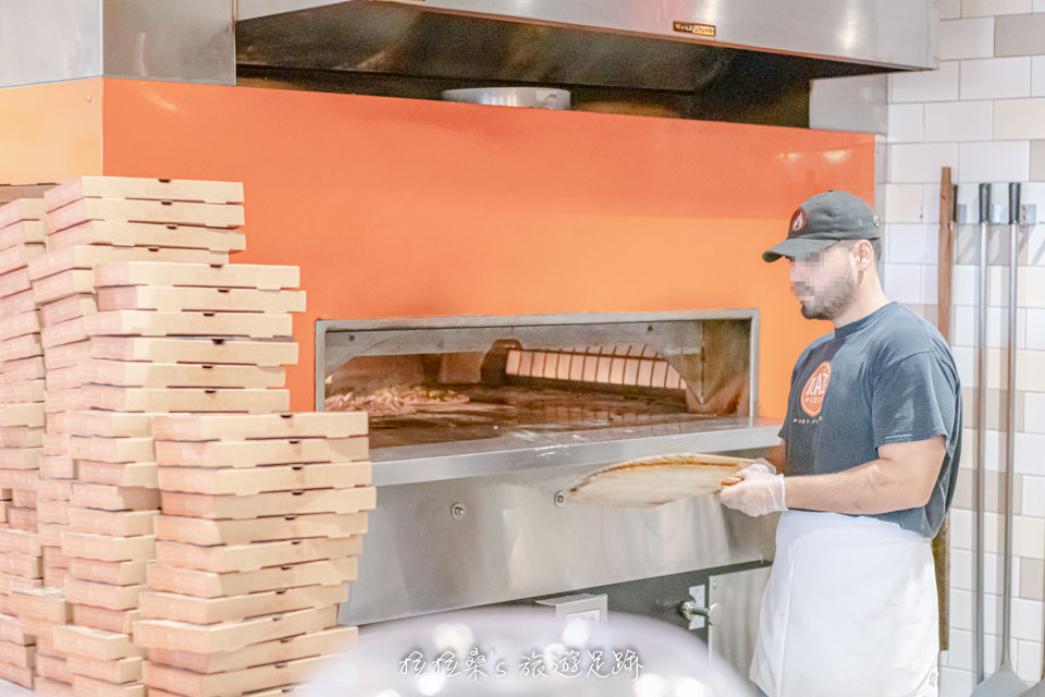 Blaze Pizza現烤的披薩其實不用等太久，大概只要3~4分鐘左右而已