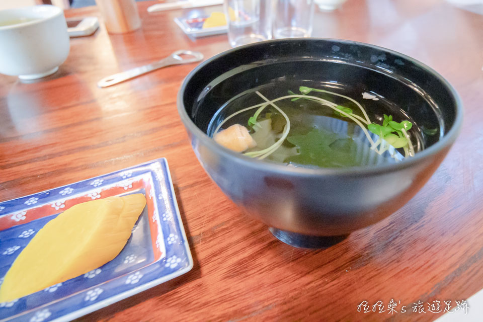 本吉屋隨鰻魚飯附上的鰻魚肝湯湯出乎意料的清爽，帶著微微的香甜，蠻不錯的