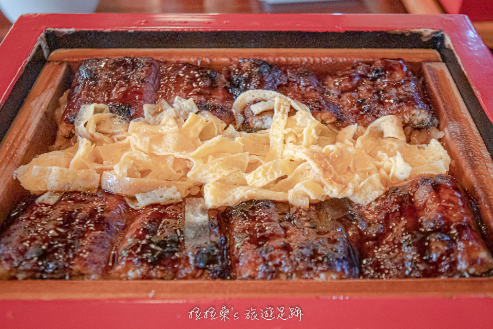 本吉屋的蒸籠鰻魚飯 せいろ蒸し，是先將白飯均勻的淋上鰻魚醬汁去蒸煮之後把烤過的鰻魚鋪在飯上，再蒸一次