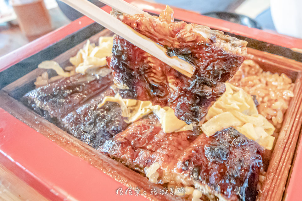 本吉屋蒸籠鰻魚飯，醬汁整個散入鰻魚的肉中，使得鰻魚的口感更為鮮嫩、香甜