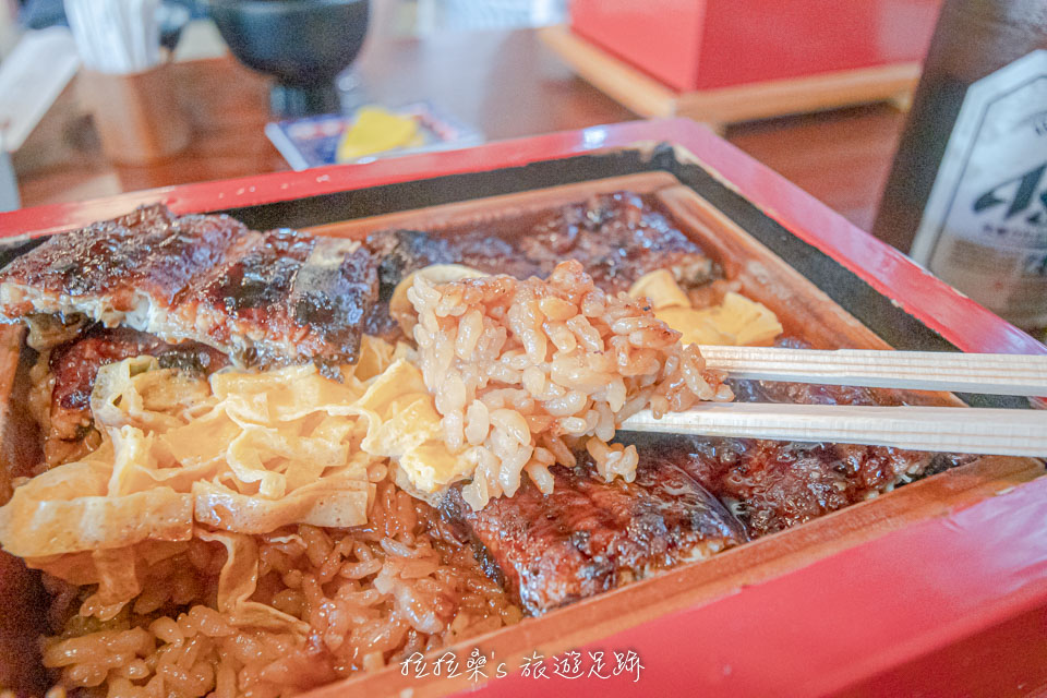 本吉屋的另一個特色，就是他們的飯都會均勻的淋上醬汁，米飯完全吸收了鰻魚跟醬汁的香氣