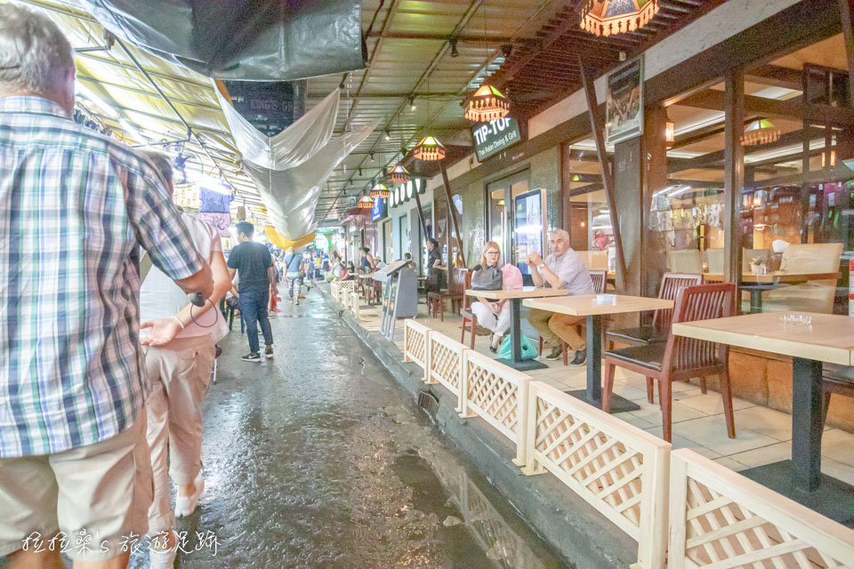 泰國曼谷帕蓬夜市的情色夜店酒吧，也有不少人就只是單純的喝酒聊天