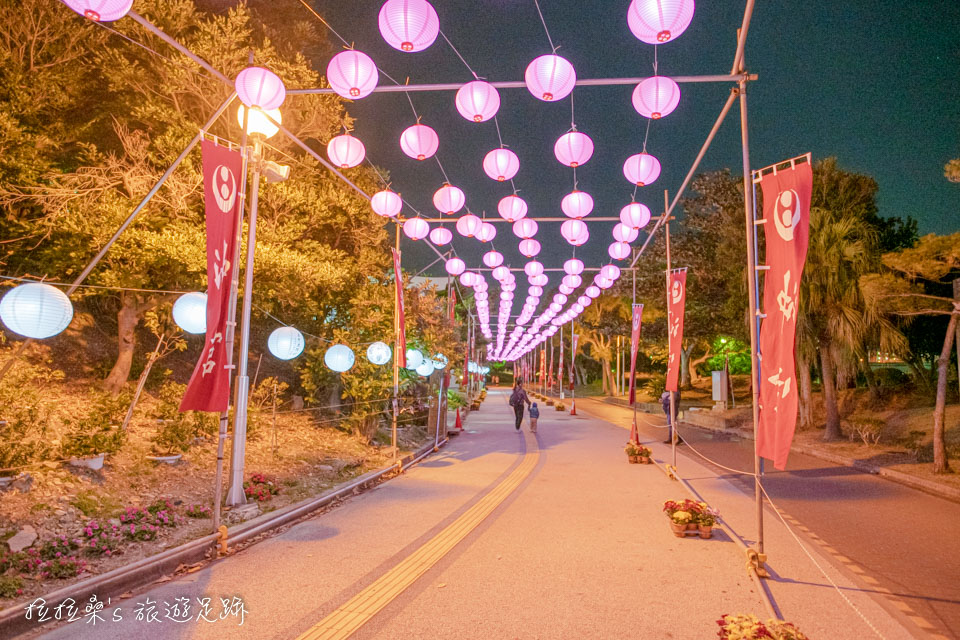 日本沖繩沖宮新年祭典的燈籠隧道