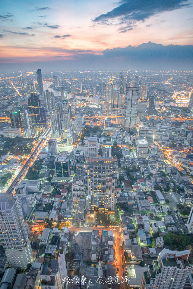 泰國曼谷 Mahanakhon Skywalk 78樓的高空黃昏市景