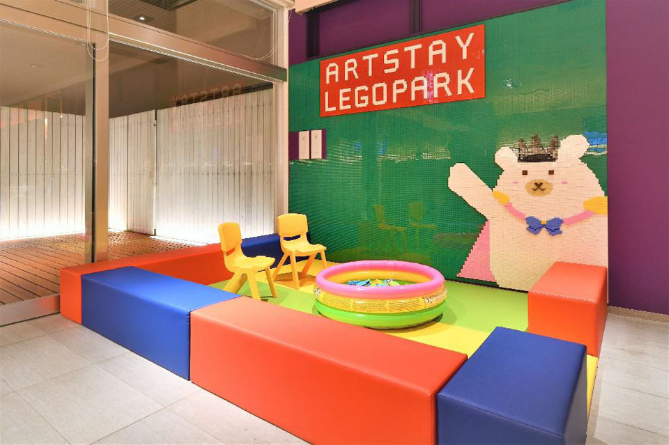 日本沖繩國際通住宿推薦，有兒童遊戲室、房間可愛彩繪的WBF ART STAY 那霸飯店