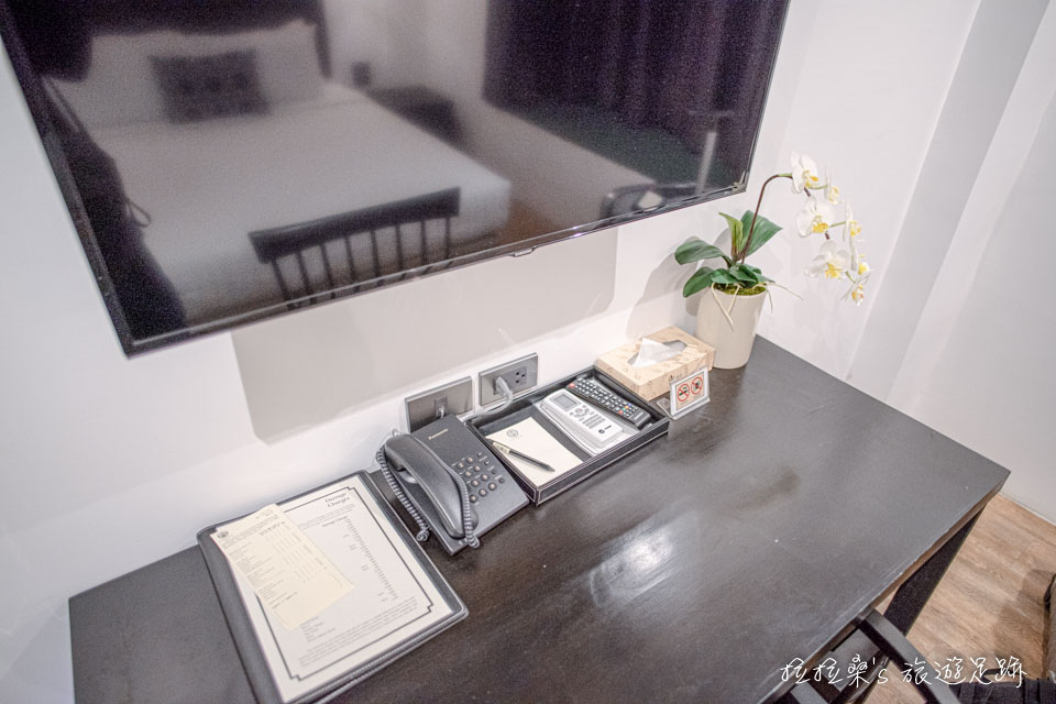 東方古蹟公寓房間床尾的電視、書桌
