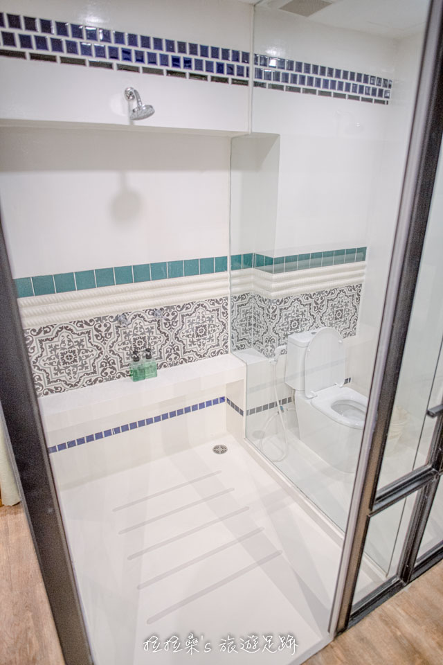 東方古蹟公寓淋浴間跟廁所也都貼上復古的花紋磁磚