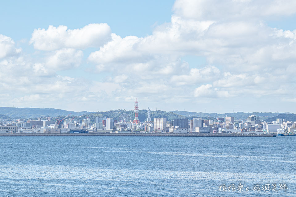 從櫻島熔岩海濱公園看出去，海的另一端就是鹿兒島的鬧區，天文館通