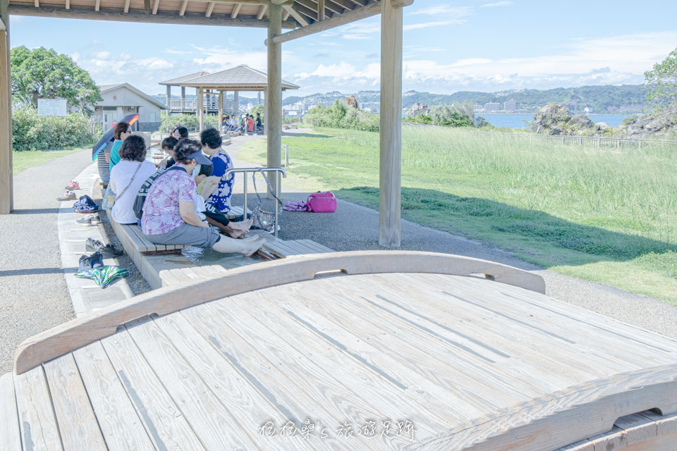 櫻島熔岩海濱公園的天然足湯，天氣熱時建議可在涼亭下泡腳
