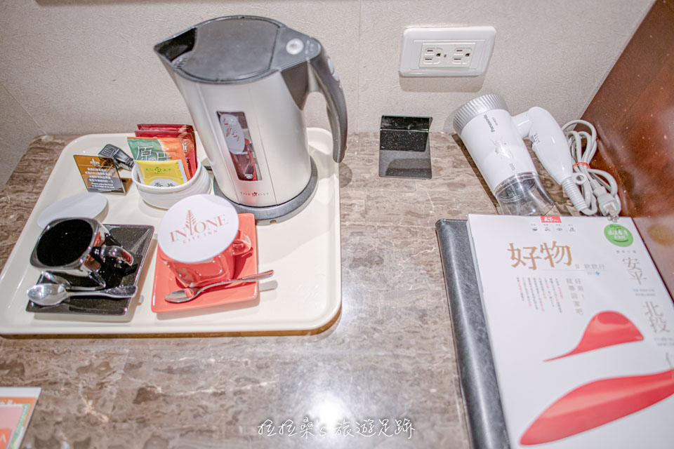 台中文華道會館客房的小邊桌區上放著快煮壺、茶杯、茶包等