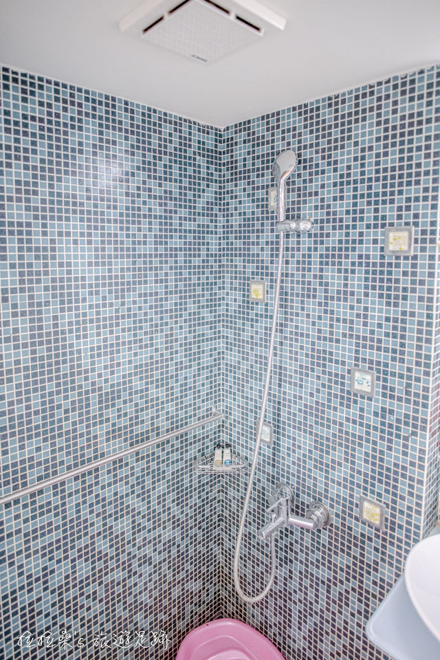 文華道會館標裝房的浴室並沒有乾濕分離的設計，但有防滑的磁磚