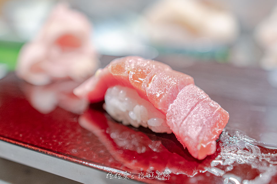 大和壽司這道鮪魚握壽司只刷上些許的淡醬油，口味富厚不膩口