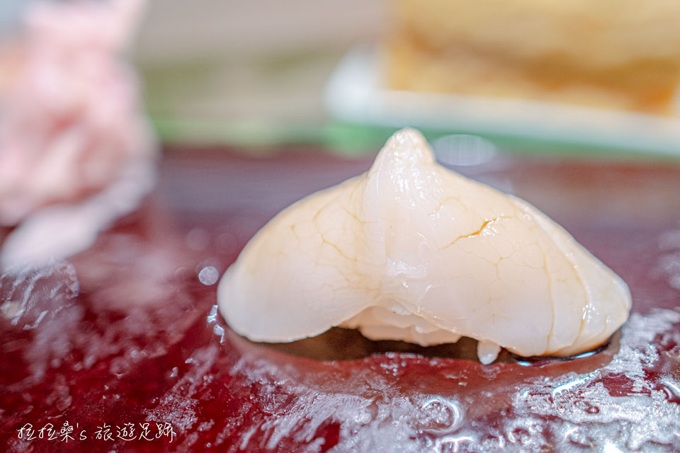 大和壽司是干貝握壽司口感滑順清爽，又能吃到干貝本身的鮮甜