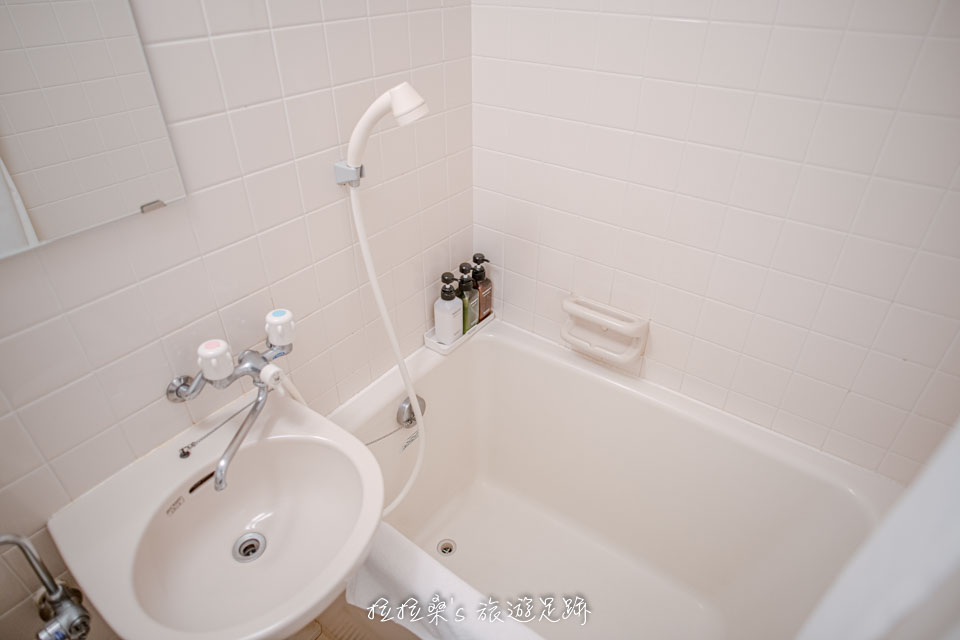 沖繩那霸公園球場飯店客房的衛浴，想泡澡的話可至大廳拿入浴劑