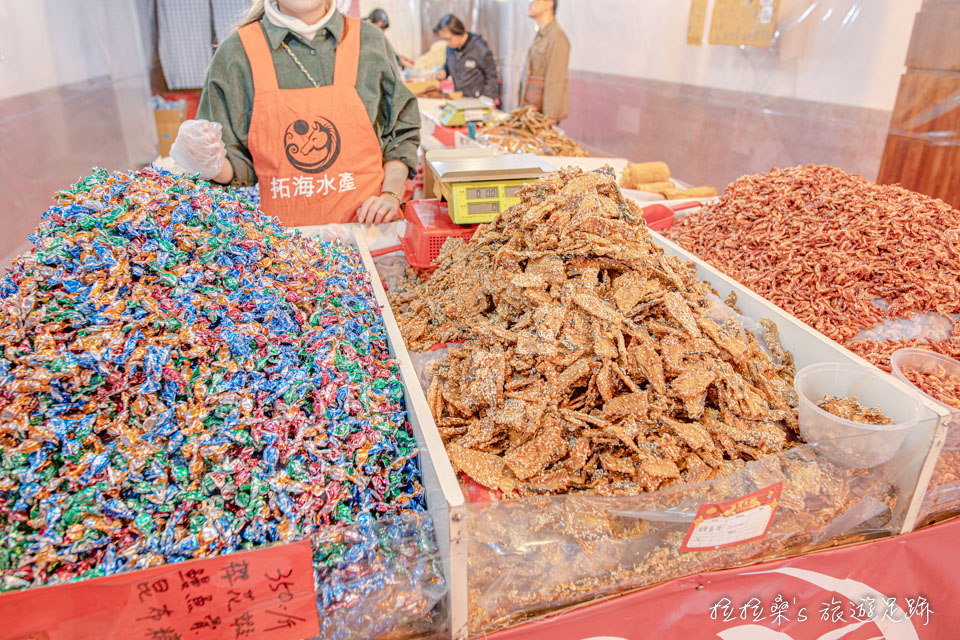 迪化街年貨大街也有賣古早味魚漿片、鮪魚糖，小時候還蠻常吃的零食