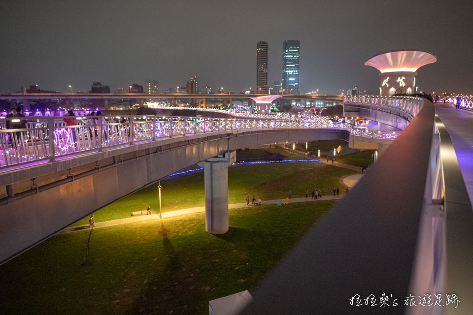 造型特別的辰光橋，搭配著光雕、夜景，畫面也十分美