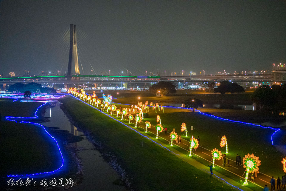從辰光橋上還能欣賞到今年新北燈節的燈飾