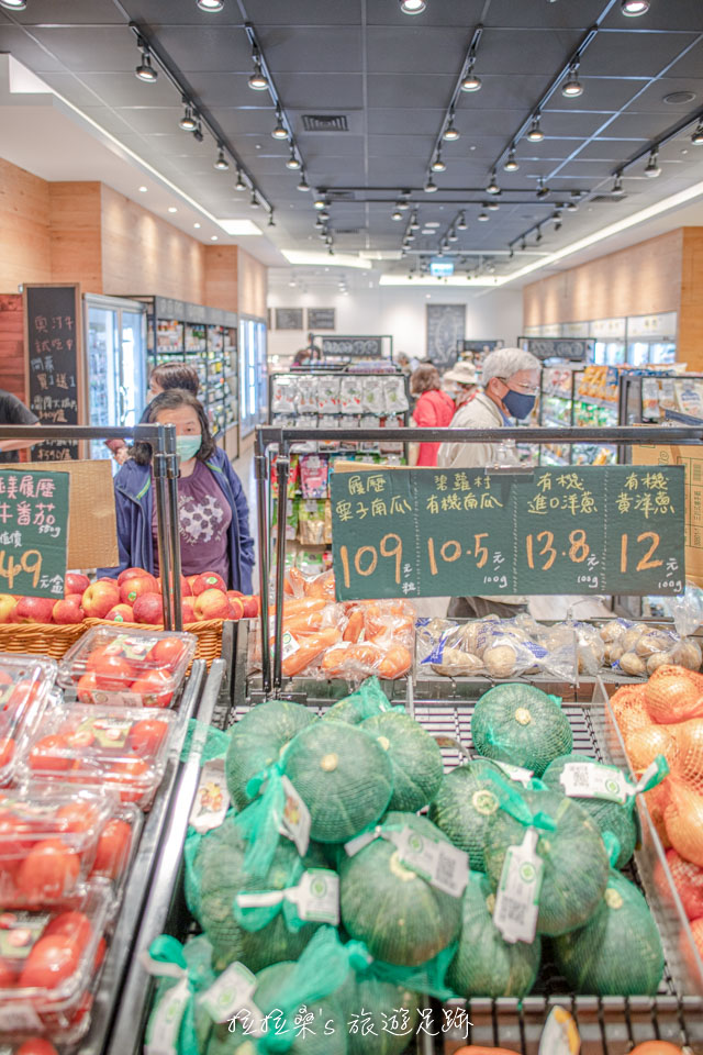 京站小碧潭店有各種新鮮水果、進口食材等的心樸市集