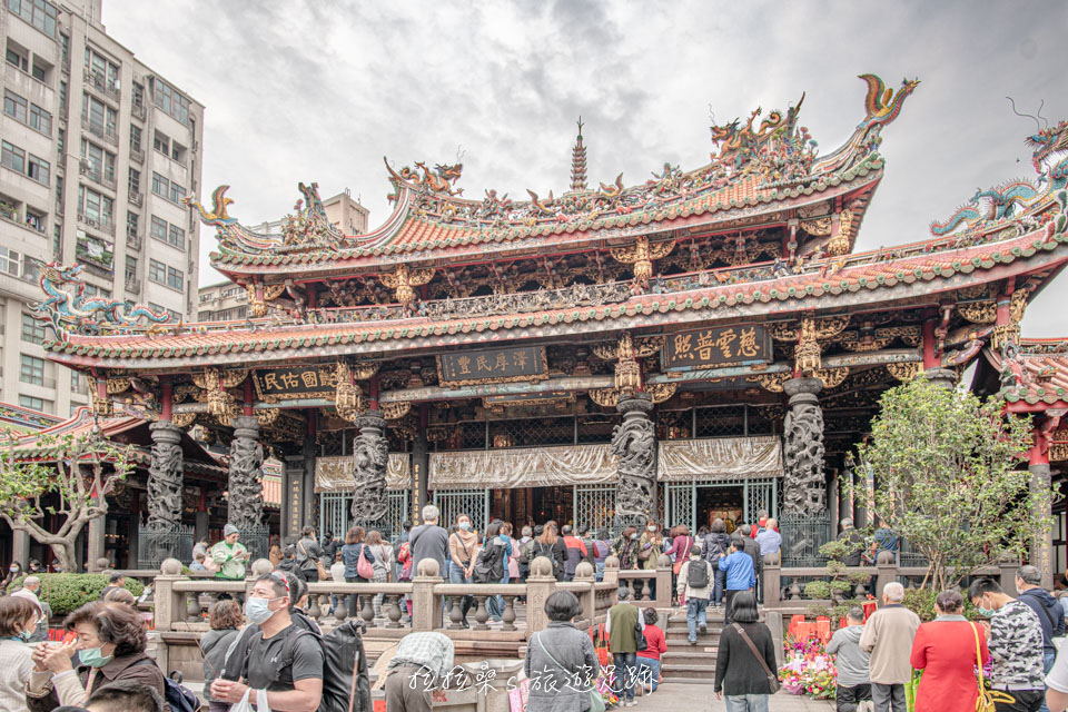 艋舺龍山寺的大殿，恭奉著觀世音菩薩及文殊、普賢菩薩