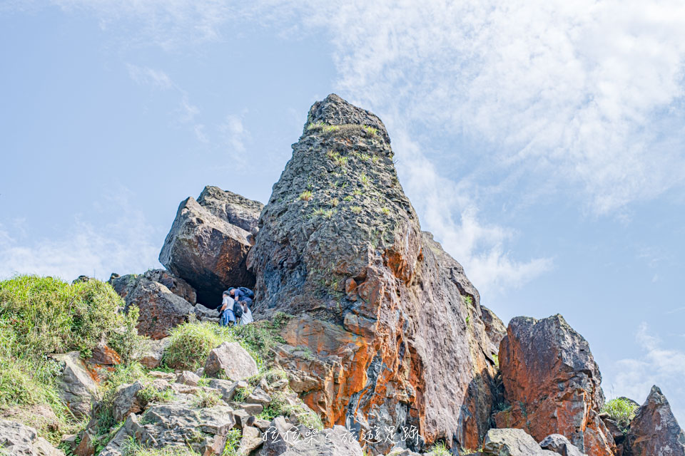 山頂上看起來像是無耳茶壺的岩體便是茶壺山命名的由來