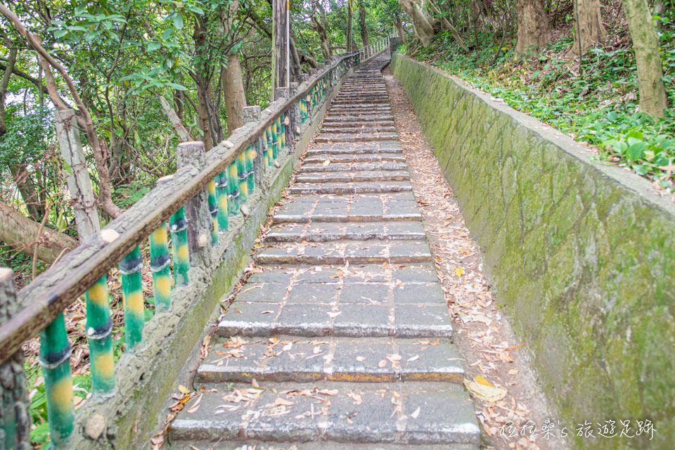 台北劍潭山親山步道開始是一路往上的樓梯