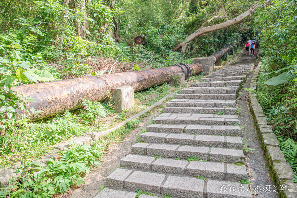 台北天母古道路水管路步道最具特色的百年黑色大水管