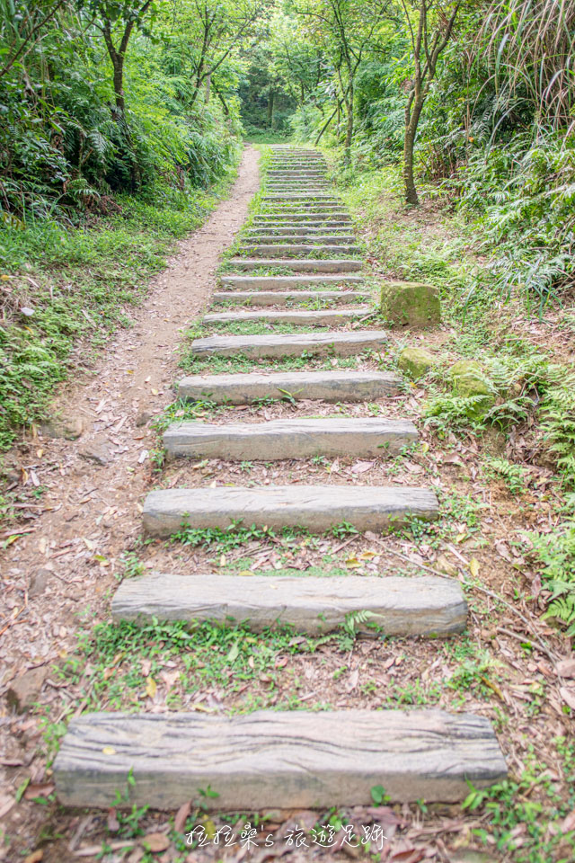基隆姜子寮山步道以自然工法的枕木階梯為主，輕鬆好走