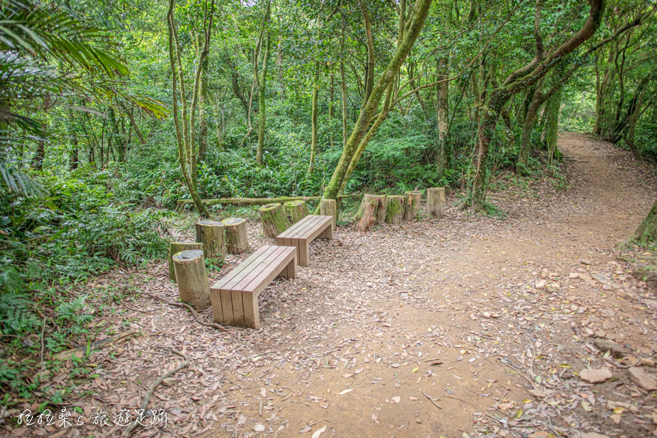基隆姜子寮山步道沿途也有長椅能休息