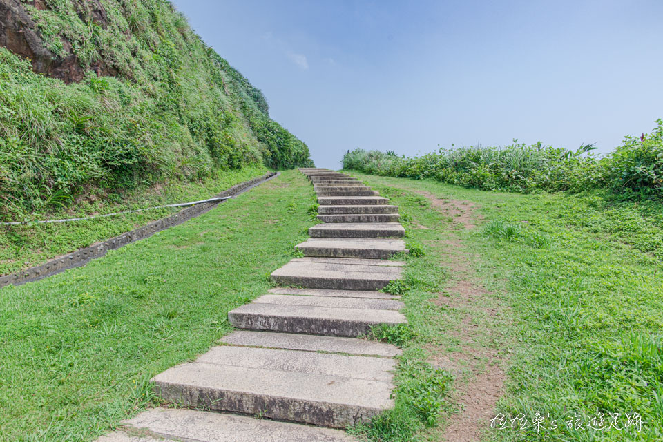 龍洞岬步道只有一小段階梯路，其他皆為平路